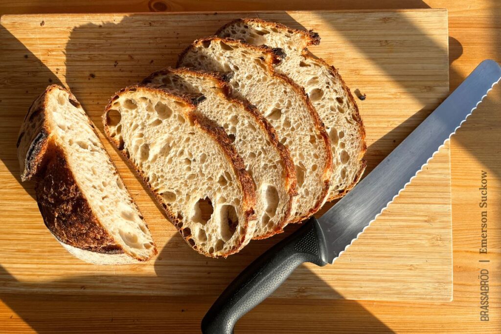 Pão de fermentação natural recém-assado sobre uma mesa de madeira
